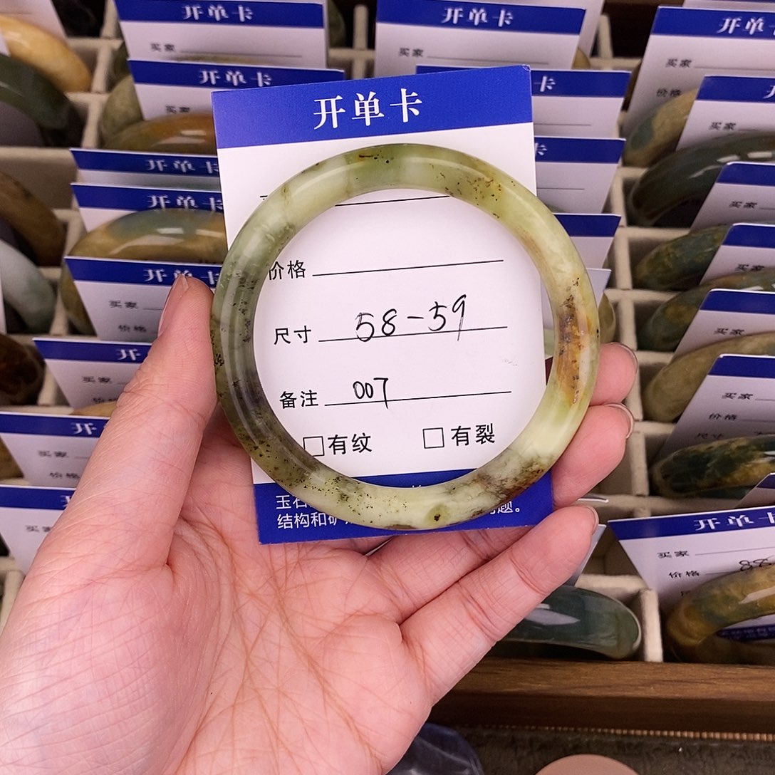 蛇纹石玉手镯未镶嵌