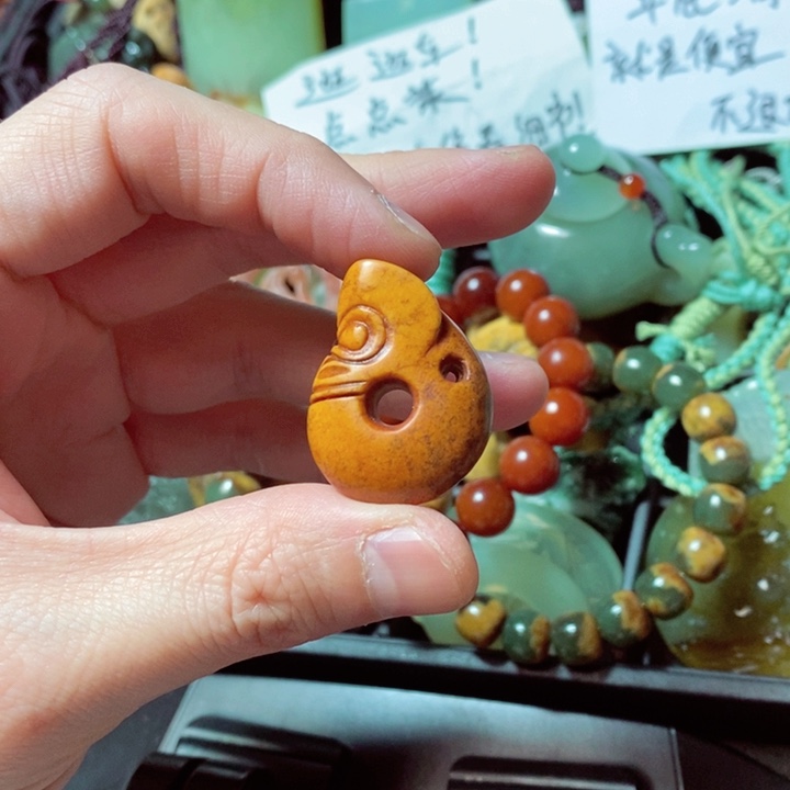 透闪石质玉颈饰未镶嵌