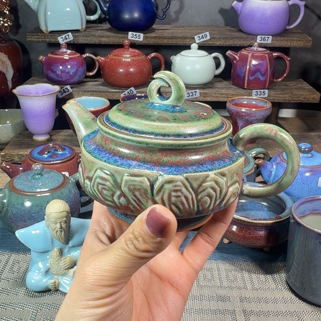 窑变……。钧瓷……壶……