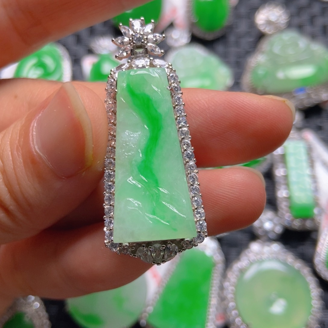 翡翠银S925镶嵌颈饰山水吊坠