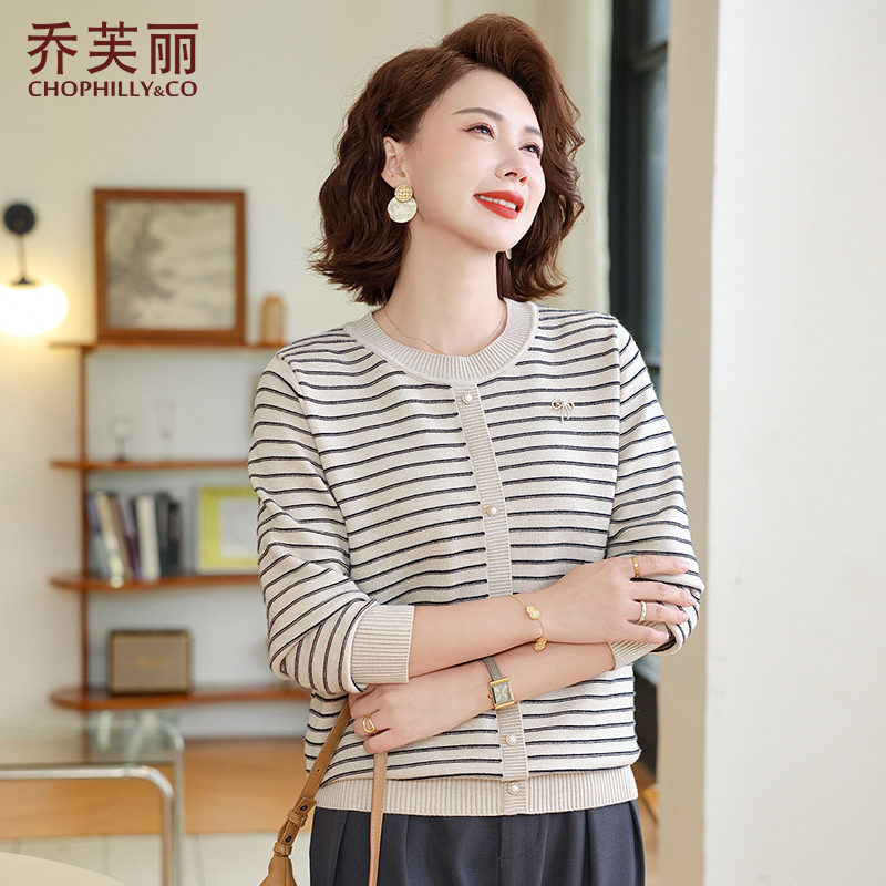 妈妈秋装针织小衫时尚条纹上衣2025新款中老年女春秋气质减龄套装