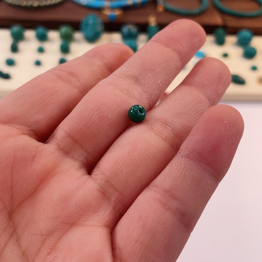 绿松石颈饰未镶嵌