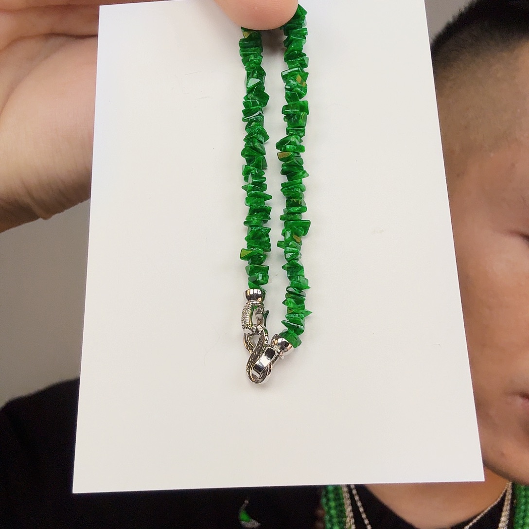 翡翠未镶嵌颈饰一件