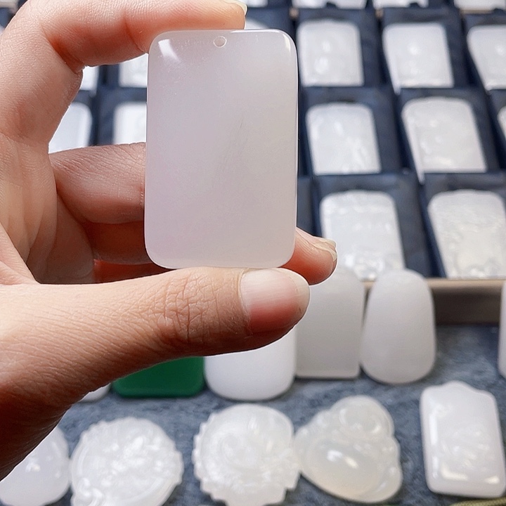 石英质玉（金丝玉）颈饰未镶嵌阿*