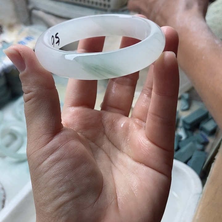 石英质玉手镯未镶嵌寒**雪加工定制