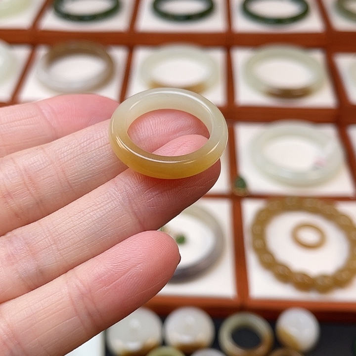 芊***品和田玉未镶嵌戒圈