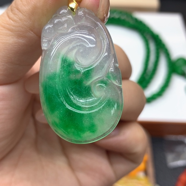 翡翠未镶嵌吊坠(赠链)