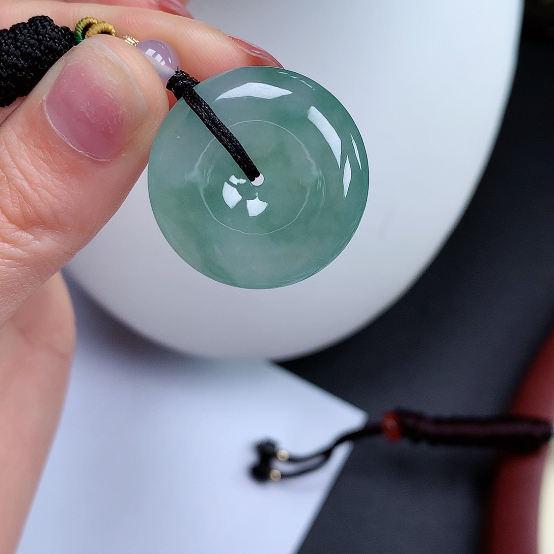 翡翠颈饰未镶嵌平安扣