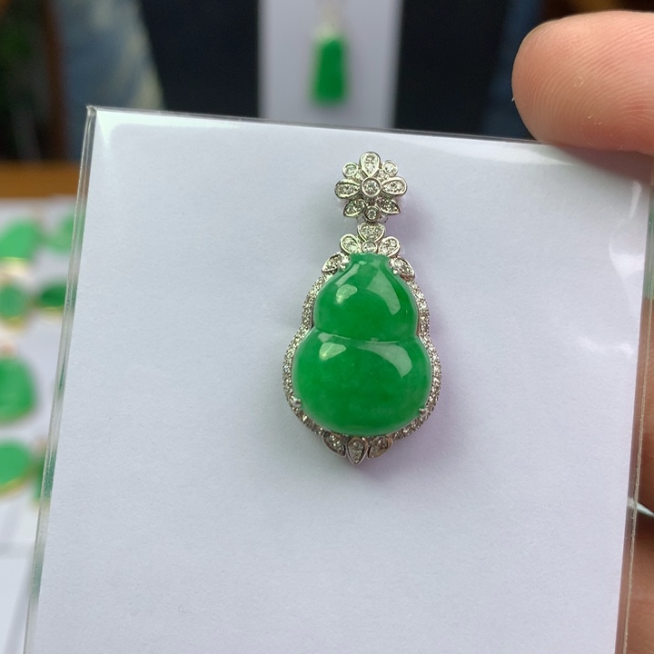 颈饰18K金镶嵌翡翠