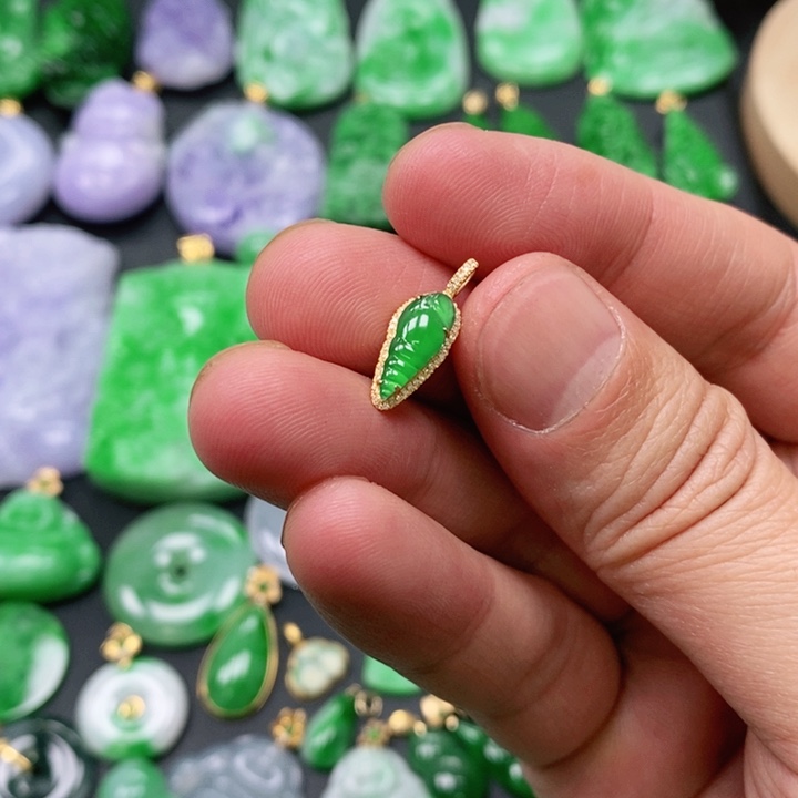 翡翠颈饰未镶嵌吊坠