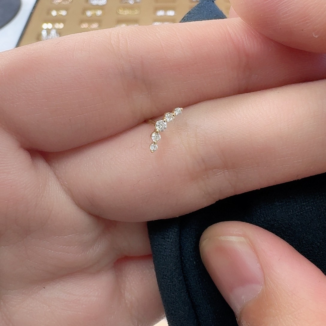 18K金镶嵌耳饰钻石?**熊浅金直针金耳堵款单只