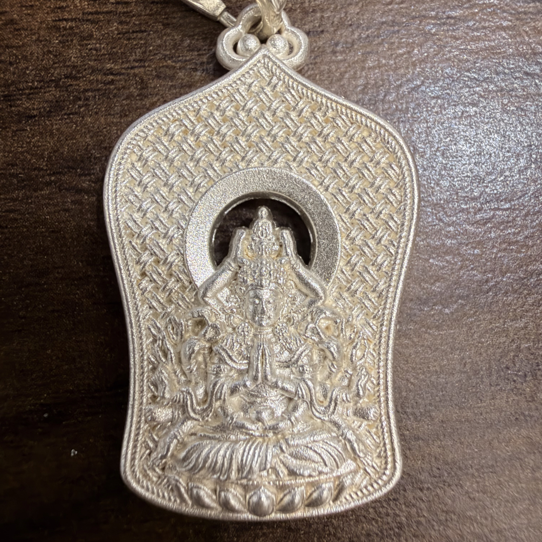 吊坠足银 足银999纯银千手观音镂空椭圆17g