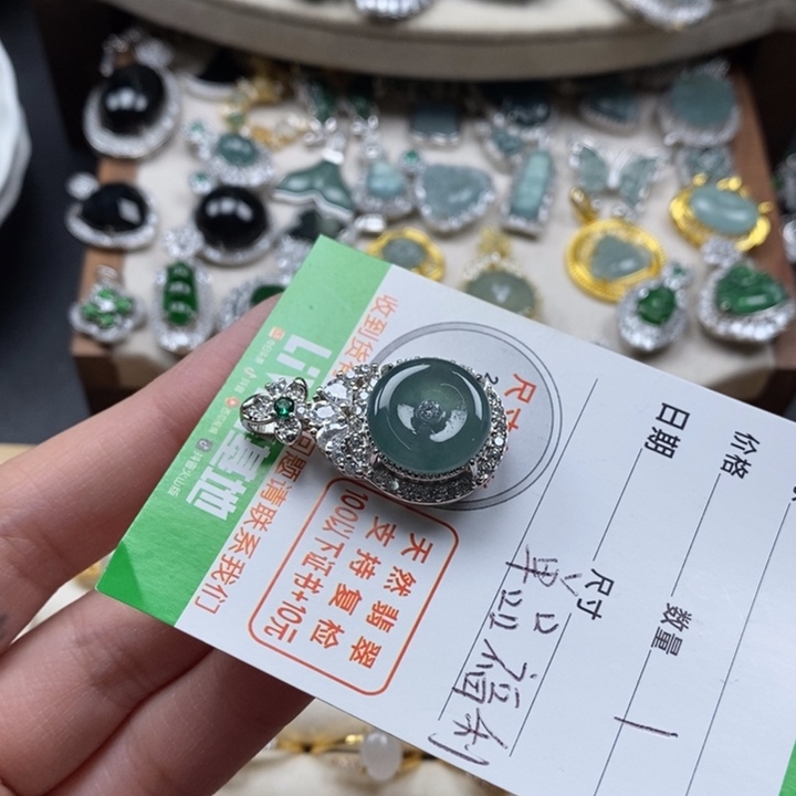 翡翠颈饰未镶嵌翡翠