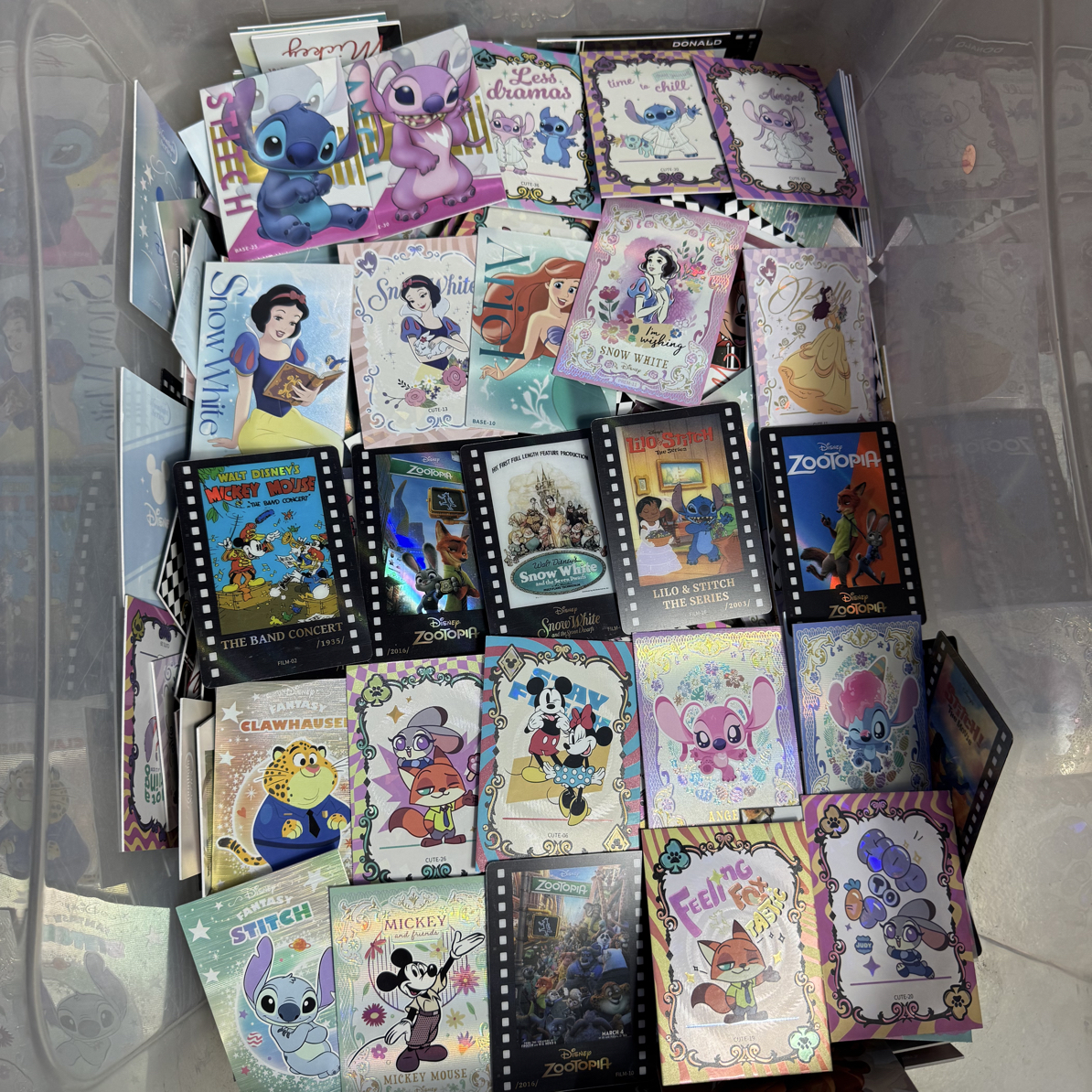 万画云游迪士尼月光浮影珍藏卡 一单一斤100张左右！