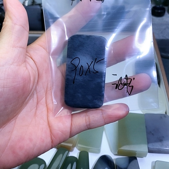 和田玉未镶嵌珠宝半成品?**酒