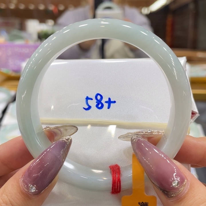 翡翠手镯未镶嵌翡翠