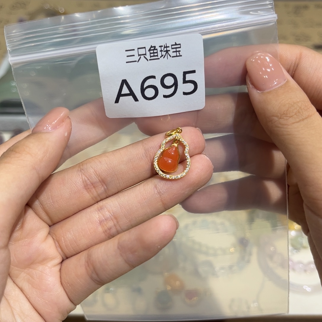 L***贝颈饰银S925镶嵌南红玛瑙