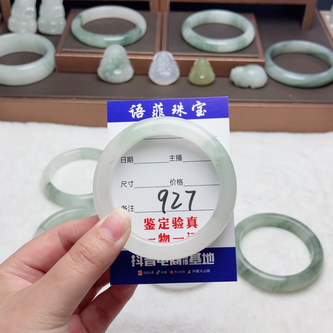 石英质玉手镯未镶嵌小**?