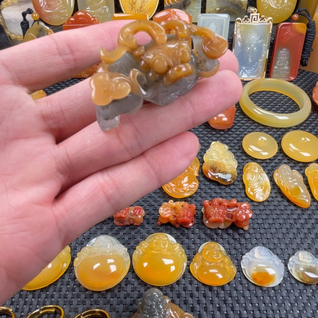 石英质玉（黄龙玉）未镶嵌颈饰