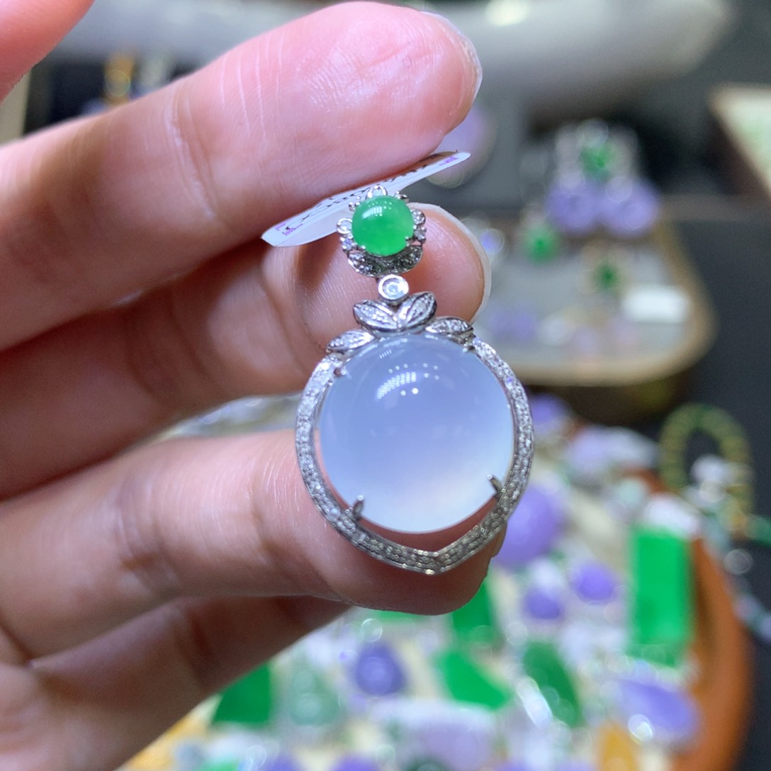 【闪购商品】翡翠颈饰18K金镶嵌翡翠吊坠项链