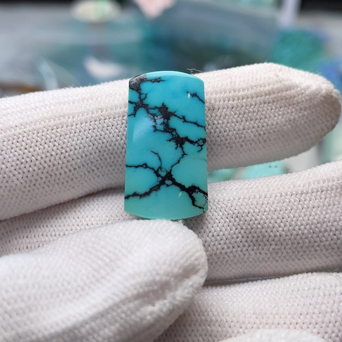 女***孩绿松石未镶嵌珠宝奇石