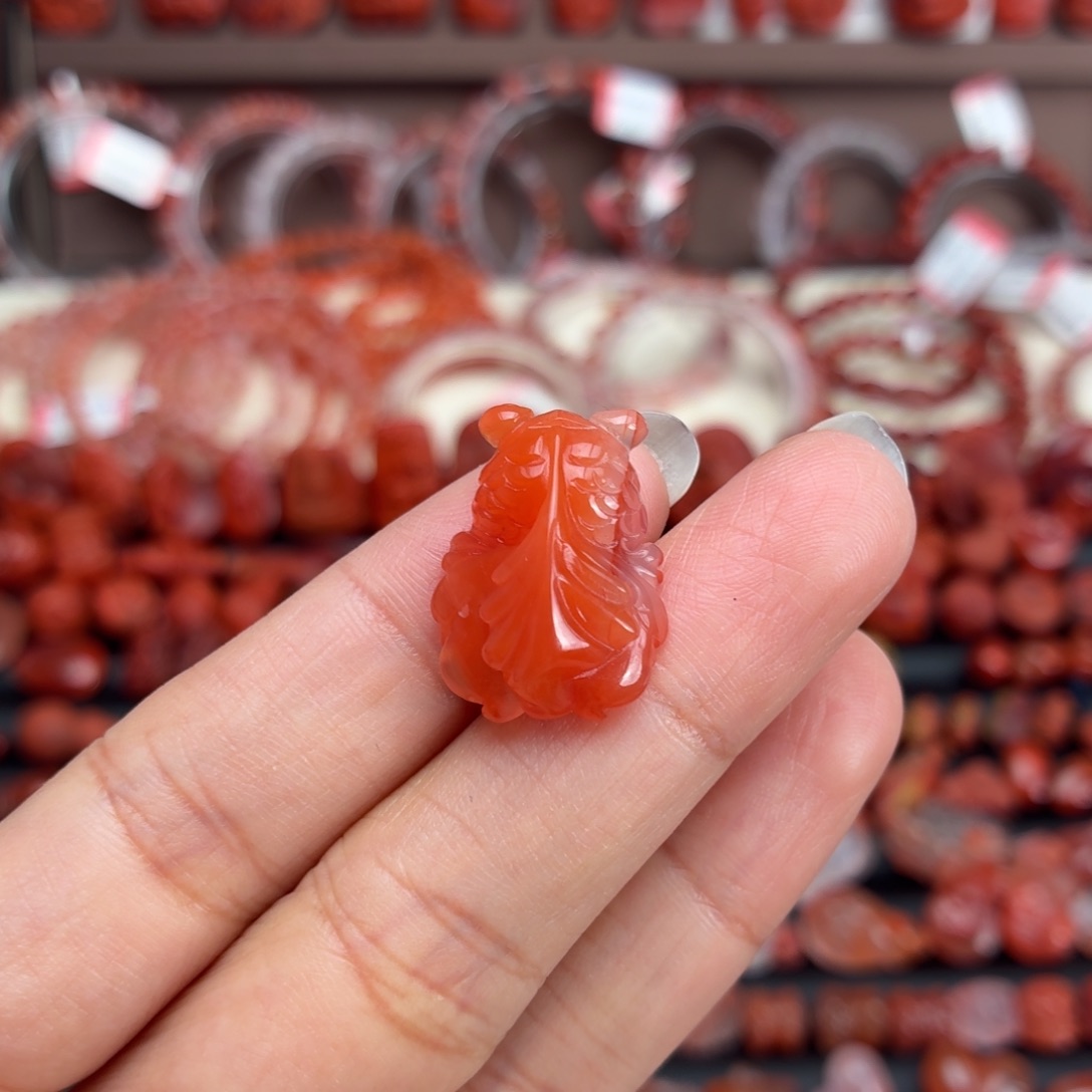 南红玛瑙未镶嵌颈饰金鱼吊坠