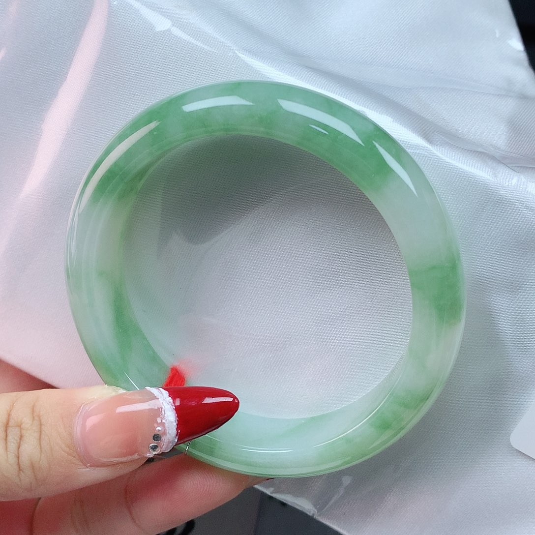翡翠手镯未镶嵌56圈