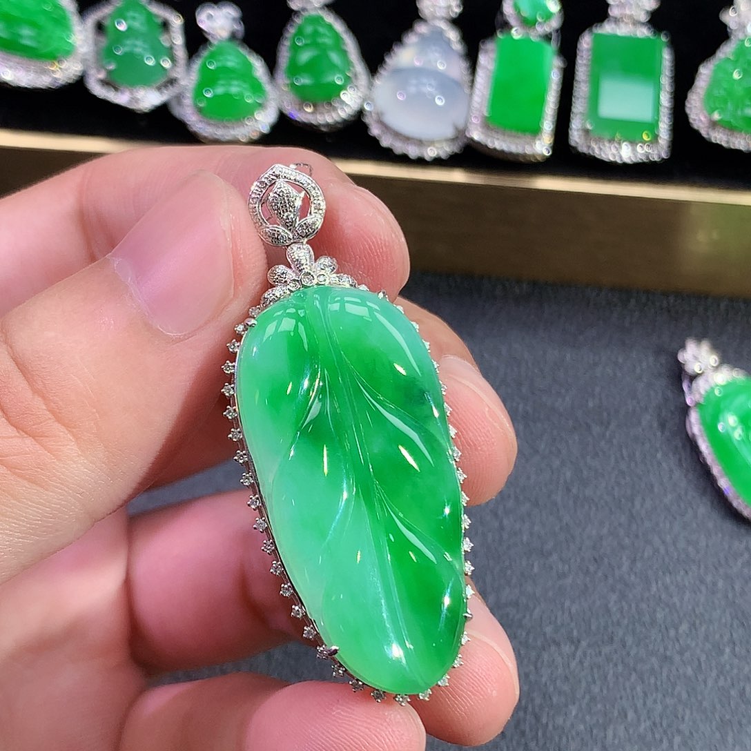 翡翠18K金镶嵌颈饰