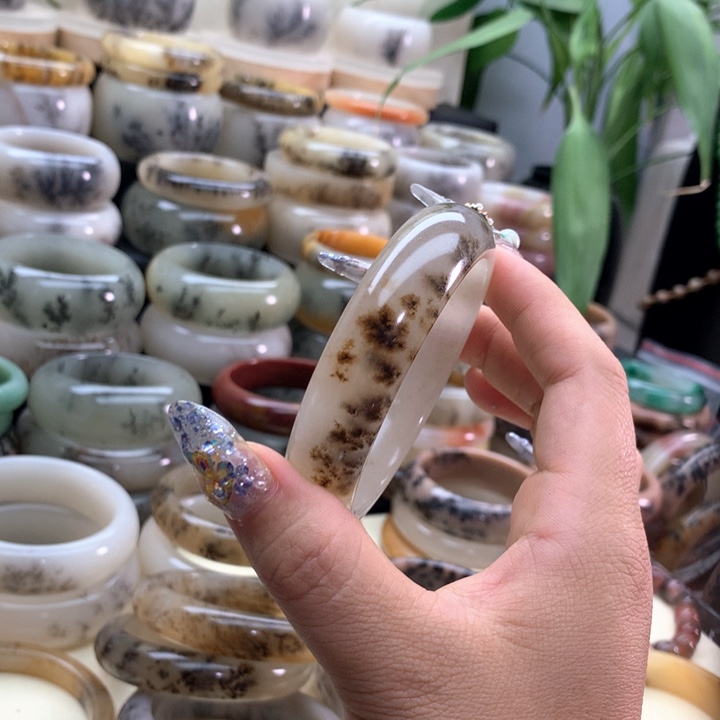 不***惯石英岩玉未镶嵌手镯
