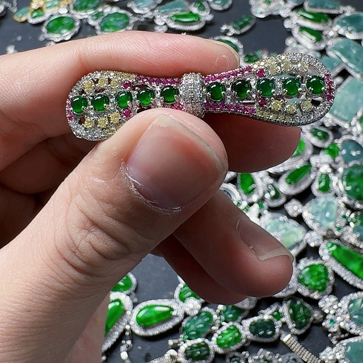 翡翠颈饰未镶嵌天然A货翡翠放漏