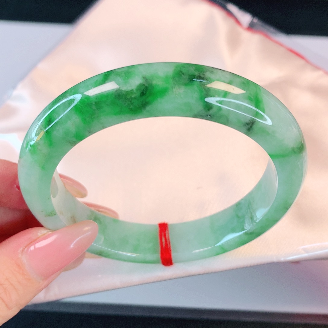 翡翠手镯未镶嵌绿****?2925翡翠