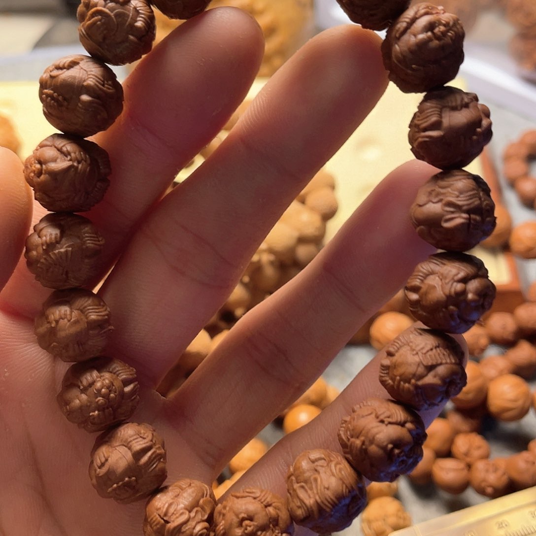 龙纹桃核雕刻横财神