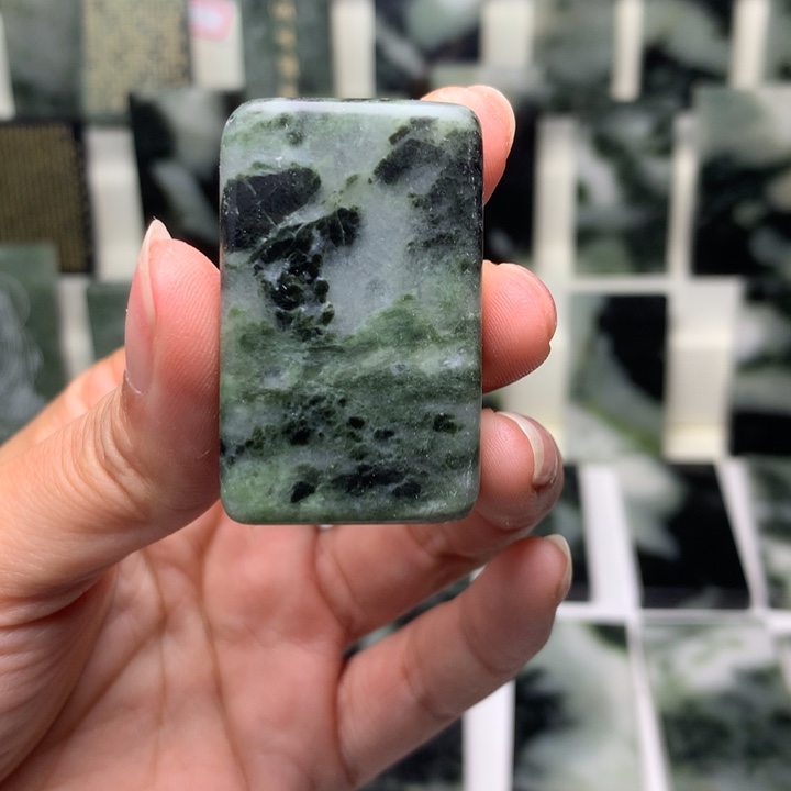 独山玉颈饰未镶嵌