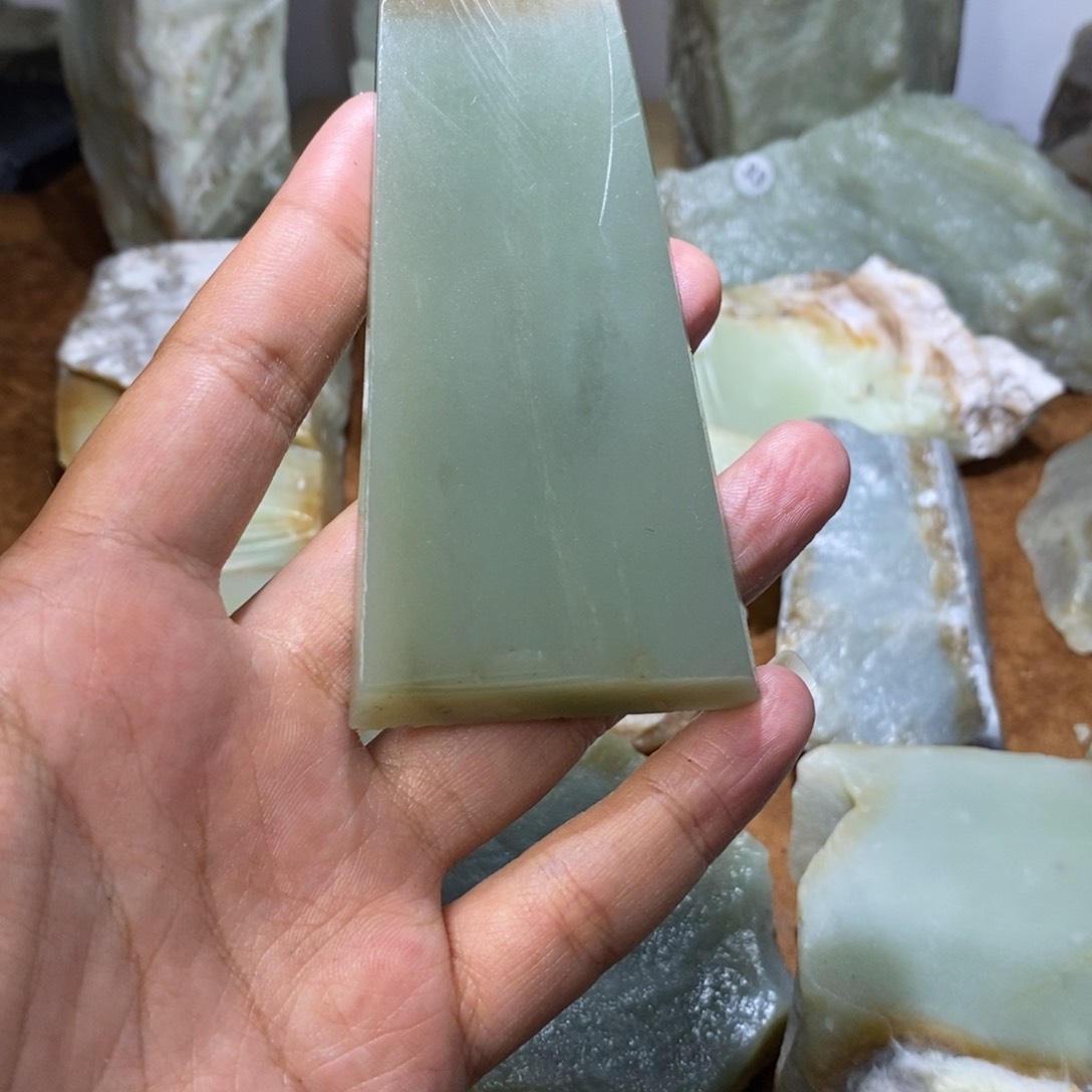 和田玉未镶嵌珠宝半成品小*巴