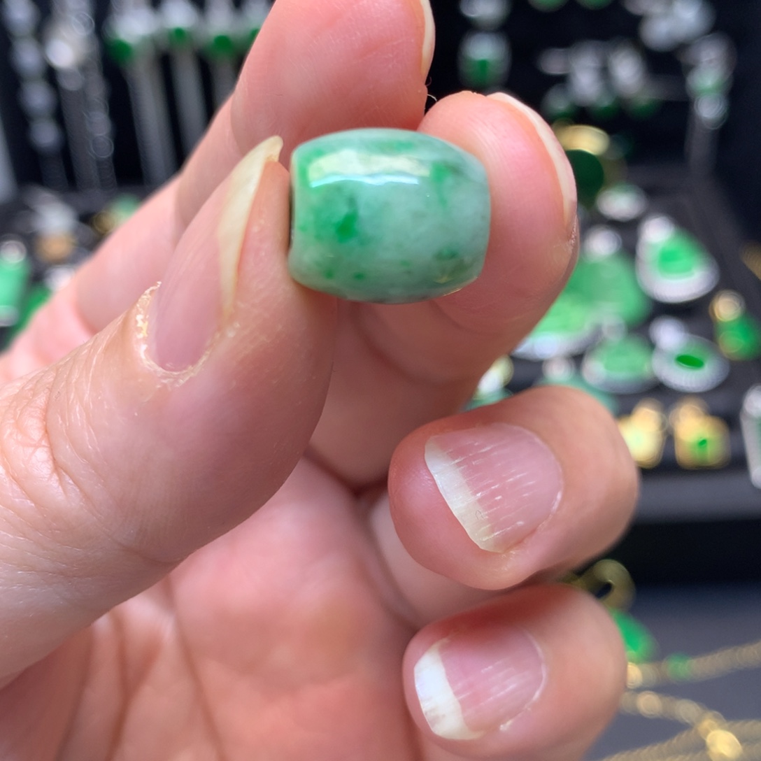 翡翠未镶嵌颈饰有纹