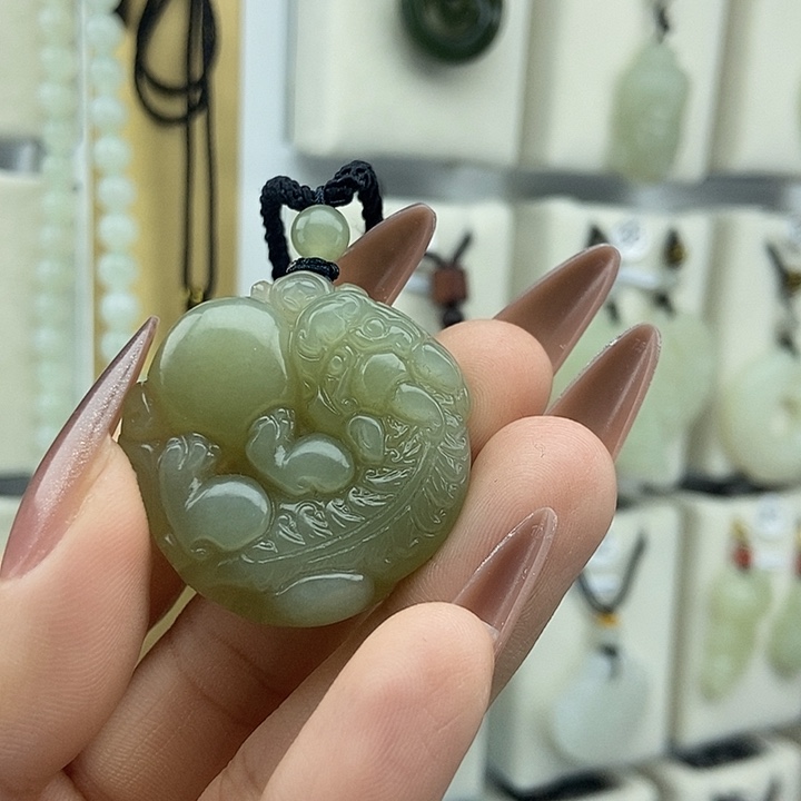 用****和田玉未镶嵌颈饰