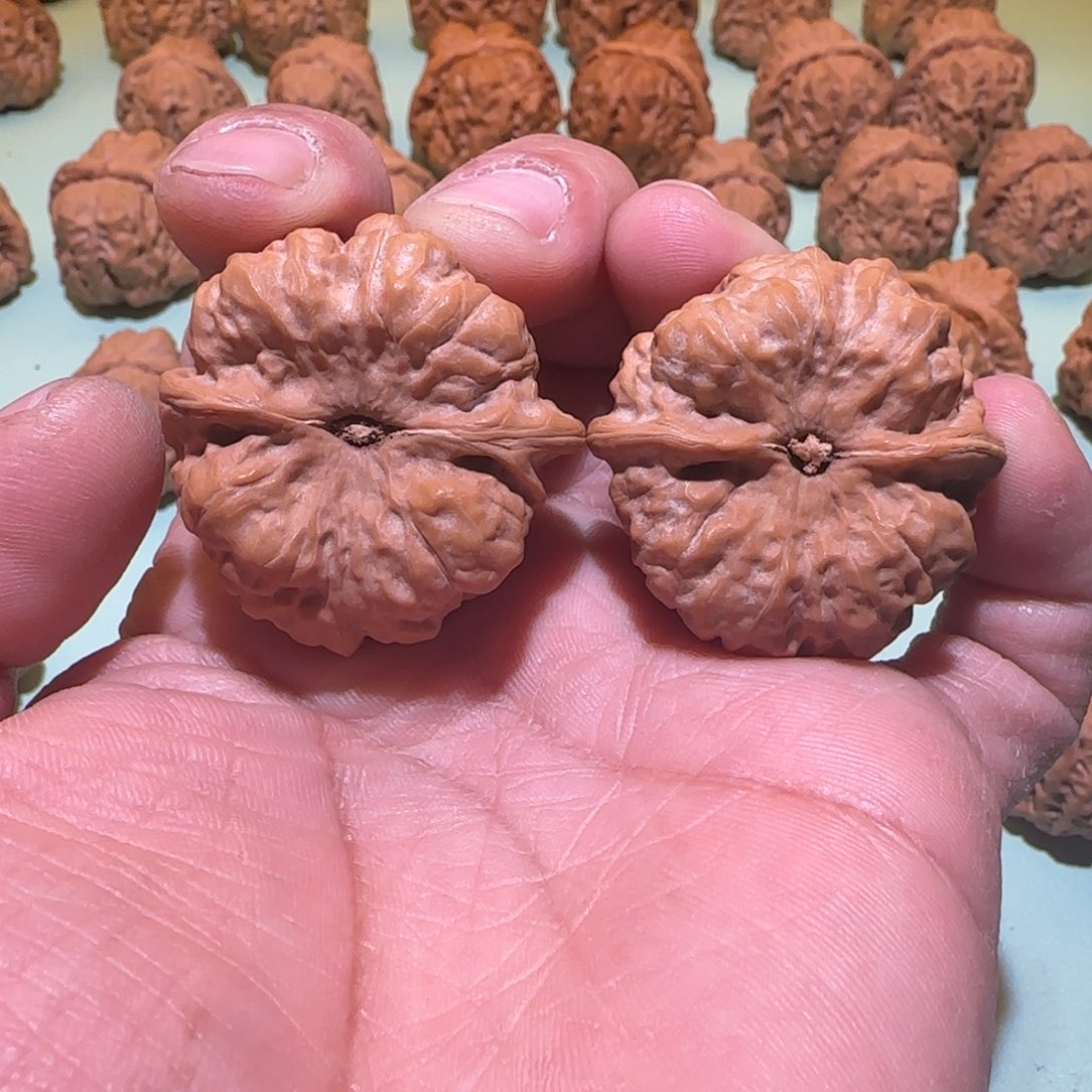 文玩核桃吊坠王*彪蛤蟆头核桃 38