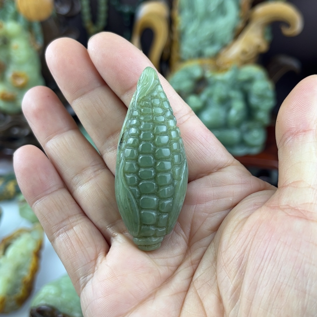 颈饰未镶嵌岫岩河磨玉（透闪石质玉）