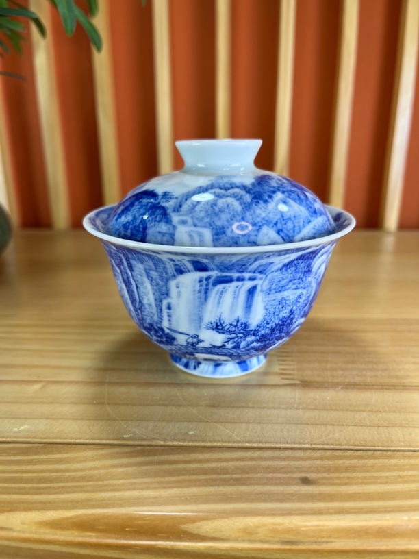 纯手工手绘釉下仿古泥青花里外满绘国画瀑布山水两才元宝盖碗