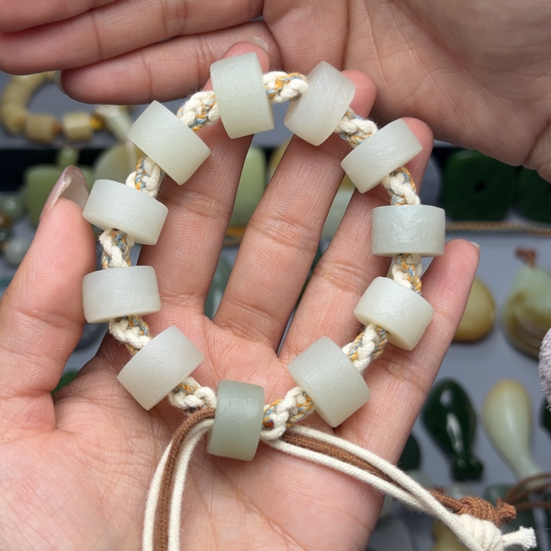 时***影和田玉未镶嵌颈饰