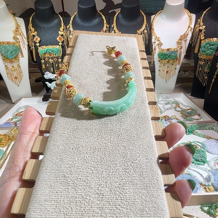 翡翠颈饰未镶嵌翡翠手牌