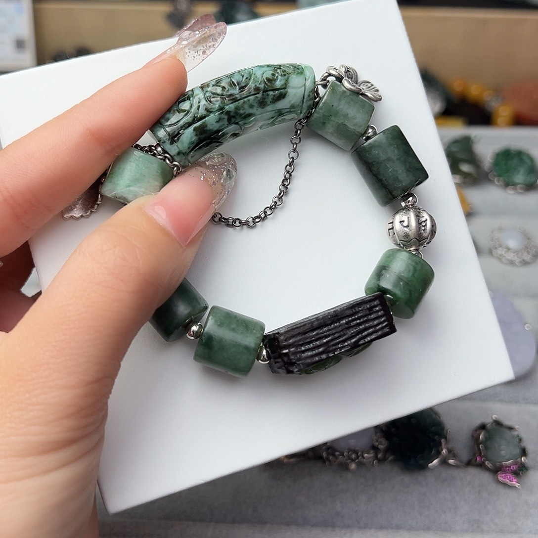 翡翠颈饰未镶嵌心*晴吊坠