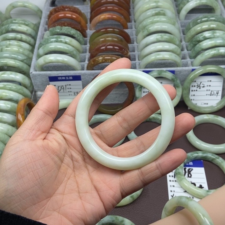 蛇纹石玉手镯未镶嵌清*欢