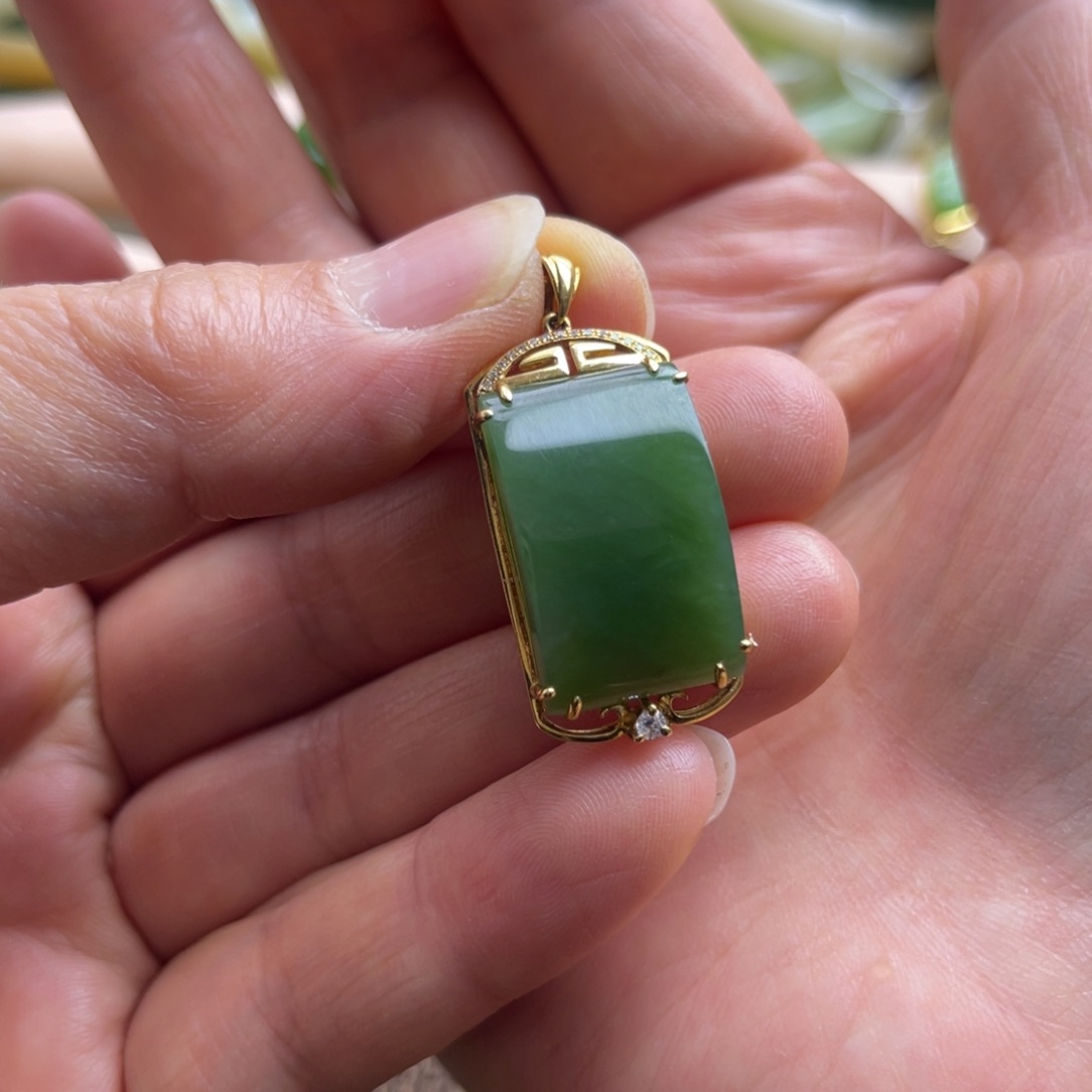 和田玉吊坠(赠链)18K金镶嵌小**?