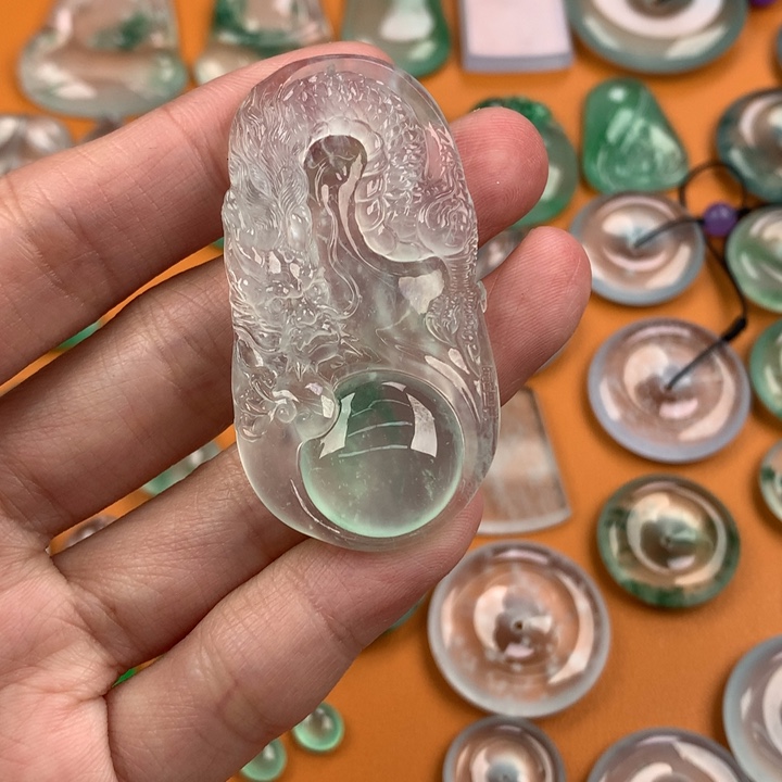 翡翠挂件未镶嵌….