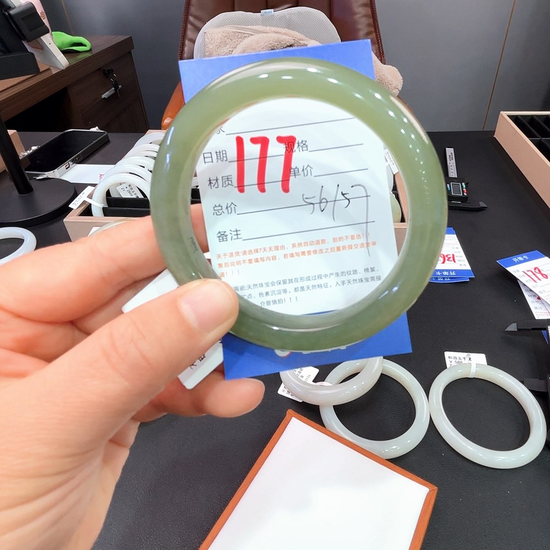 和田玉手镯未镶嵌