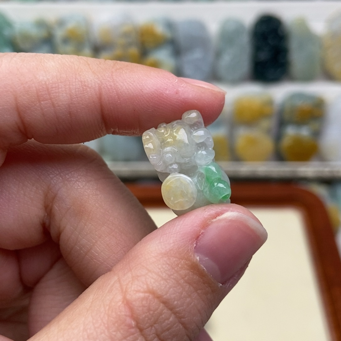 翡翠吊坠(赠链)未镶嵌