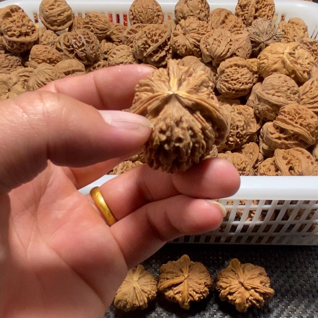 翟***哥文玩核桃吊坠核桃异形单只异形