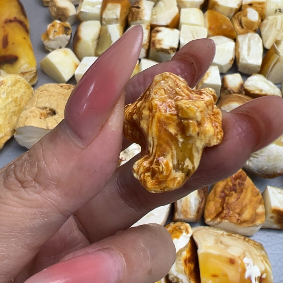 定制琥珀未镶嵌张****常蜜蜡