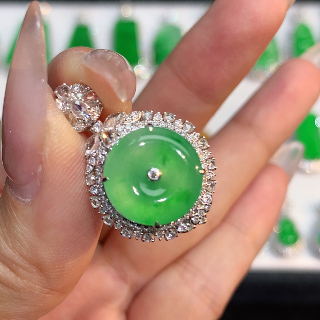 翡翠颈饰18K金镶嵌翡翠